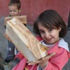 Babasının gözyaşlarını silen çocuk artık mutlu Babasının gözyaşlarını silen çocuk artık mutlu