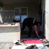 Duvarda asılı tüfek düşünce boynundan vuruldu Duvarda asılı tüfek düşünce boynundan vuruldu