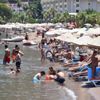 Marmaris'te sıcaktan bunalanlar plajları doldurdu Marmaris'te sıcaktan bunalanlar plajları doldurdu