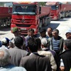 Maden kamyonlarından bıkan köylüler yol kesti Maden kamyonlarından bıkan köylüler yol kesti