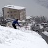 Hakkari çatılardaki kar, ekmek kapısı oldu