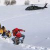 Mehmetçik ve sağlık ekipleri evinde mahsur kalan hastanın yardımına 'skorsky ile yetişti Mehmetçik ve sağlık ekipleri evinde mahsur kalan hastanın yardımına 'skorsky ile yetişti