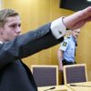 Norveç'teki cami saldırısının sorumlusu mahkemede Nazi selamı verdi