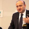 Demirtaş'ı gören telefonuna sarıldı Demirtaş'ı gören telefonuna sarıldı
