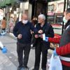 Polis sokakta ateş ölçüyor, eldiven ve maske dağıtıyor Polis sokakta ateş ölçüyor, eldiven ve maske dağıtıyor