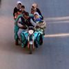 10 kişilik ailesini bir motosiklete bindirdi 10 kişilik ailesini bir motosiklete bindirdi