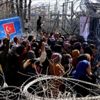 Kadın ve çocuk göçmenler Yunan sınır kapısının açılması için eylem yaptı