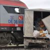 Tren ekmek yüklü kamyonete çarptı: 1 ölü