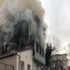 Üsküdar'da 3 katlı ahşap bina yanıyor Üsküdar'da 3 katlı ahşap bina yanıyor