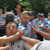 Site duvarının yıkımında yumruklar konuştu Site duvarının yıkımında yumruklar konuştu