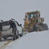 Hakkari'de kar nedeniyle 6 köy ve 25 mezra yolu ulaşıma kapandı Hakkari'de kar nedeniyle 6 köy ve 25 mezra yolu ulaşıma kapandı