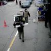 Çaldığı kombiyi omzunda taşıdı Çaldığı kombiyi omzunda taşıdı