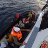 Yunan kara sularında geri itilen düzensiz göçmenleri Türk sahil güvenliği kurtardı