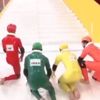Kaygan merdivenleri tırmanmaya çalışan yarışmacılar Kaygan merdivenleri tırmanmaya çalışan yarışmacılar