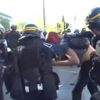 Fransız polisi göstericinin kafasını jopladı Fransız polisi göstericinin kafasını jopladı