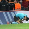 Derbide hakem bir anda yere yığıldı!