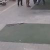 Acemi sürücü berber dükkanına daldı Acemi sürücü berber dükkanına daldı