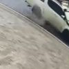 Fırlayan lastik bebek arabasına çarptı!