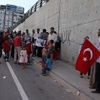 Suriyeliler miting meydanında unutuldu