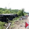 Devrilen TIR'ın sürücüsü yaralandı Devrilen TIR'ın sürücüsü yaralandı
