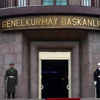 Serinlemek i�in denize giren asker... Serinlemek i�in denize giren asker...
