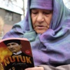 Torunlarıyla soğukta kitap okudu Torunlarıyla soğukta kitap okudu