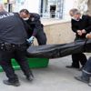 ﻿Eski otelin otoparkında ceset bulundu
