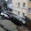 Kartal'da istinat duvarı çöktü