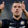 Lukas Podolski imzayı atıyor Lukas Podolski imzayı atıyor