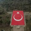 Afrin'de dikkat çeken kare! Terörist elebaşı Öcalan'ın portresinin yerine ay yıldızlı bayrak Afrin'de dikkat çeken kare! Terörist elebaşı Öcalan'ın portresinin yerine ay yıldızlı bayrak