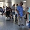 Antalya'da vatandaşlar, koronavirüsten korunmak için yüzlerce metrelik aşı kuyruğu oluşturdu Antalya'da vatandaşlar, koronavirüsten korunmak için yüzlerce metrelik aşı kuyruğu oluşturdu