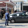 Valilik binası önünde kendini araca kilitledi