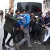 Karagümrük'te uyuşturucu satıcılarına baskın Karagümrük'te uyuşturucu satıcılarına baskın