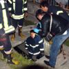 Otomobilin çarpmasıyla savrulup kanalizasyona düştü Otomobilin çarpmasıyla savrulup kanalizasyona düştü
