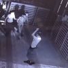 Şizofren hastası adam camiyi darmadağın etti Şizofren hastası adam camiyi darmadağın etti