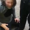 Taciz şüphelisini dövüp polise teslim ettiler Taciz şüphelisini dövüp polise teslim ettiler