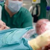 Alman kadın doğumunda bebeğini karnından kendisi çıkardı Alman kadın doğumunda bebeğini karnından kendisi çıkardı