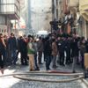 Galata’da korku dolu anlar! Yangında patlayan cam aşağı uçtu