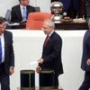 TBMM'deki gizli oylamada, kullanmadıkları renkli oylarla hatıra ı çektirdiler TBMM'deki gizli oylamada, kullanmadıkları renkli oylarla hatıra ı çektirdiler
