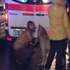Ambulansa alınan sahibini bırakmadı