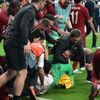 Sahaya atladı, futbolcular sakatlık riski yaşadı Sahaya atladı, futbolcular sakatlık riski yaşadı