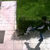 Tekme atan çocuğu uyardı, tekme yedi Tekme atan çocuğu uyardı, tekme yedi