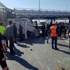 İzmir’de servis minibüsü devrildi: 15 yaralı