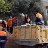 Yalnız yaşayan kadının evinden 5 kamyon çöp çıktı Yalnız yaşayan kadının evinden 5 kamyon çöp çıktı