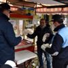 İzmitli simitçilere maske ve eldiven dağıtıldı İzmitli simitçilere maske ve eldiven dağıtıldı