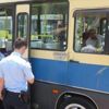 Sürücüsü bayılan minibüsü yolcular durdurdu Sürücüsü bayılan minibüsü yolcular durdurdu
