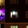Amatör müzisyen, evde kalanlar için balkondan konser ... Amatör müzisyen, evde kalanlar için balkondan konser ...