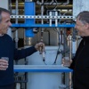 Bill Gates insan dışkısından yapılan suyu içti İZLE Bill Gates insan dışkısından yapılan suyu içti İZLE