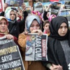 FETÖ firarda ablalar eylemde