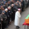 Babasının cenazesinde dua eden imamı bıçakladı Babasının cenazesinde dua eden imamı bıçakladı